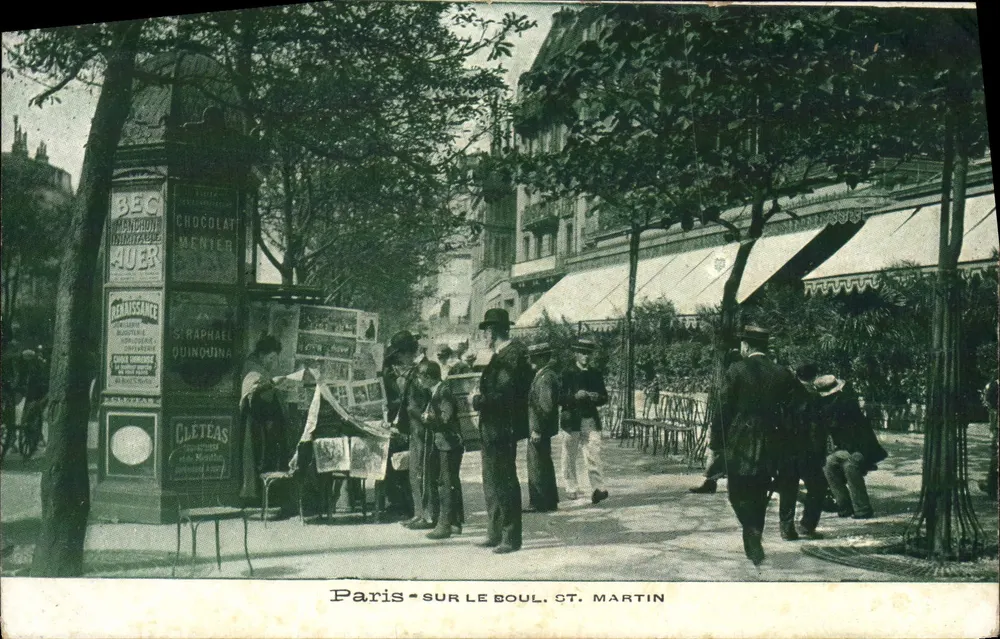 Paris — am Boulevard St. Martin — Straßenszene mit Zeitungskiosk und Werbung - Vorderseite