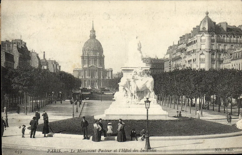 Paris — O Monumento Pasteur e o Hotel dos Invalidos — ND. Fot. n° 659 - Frente