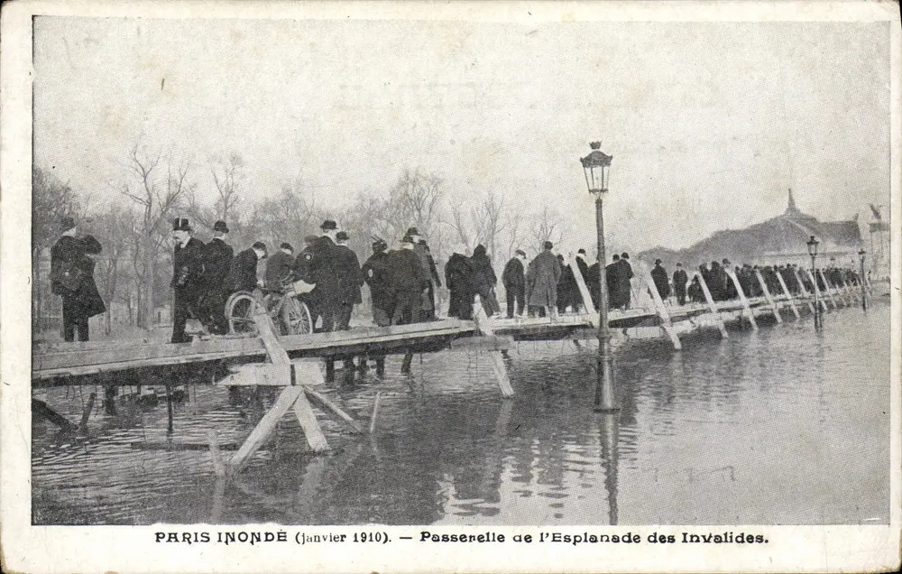 Paris überschwemmt — Januar 1910 — Brücke der Esplanade des Invaliden - Vorderseite