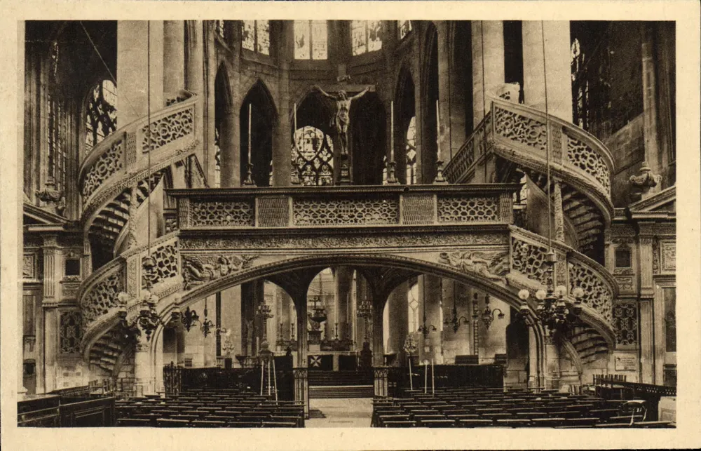 Interior da catedral — vista dos degraus e do coro — editor não identificado - Frente