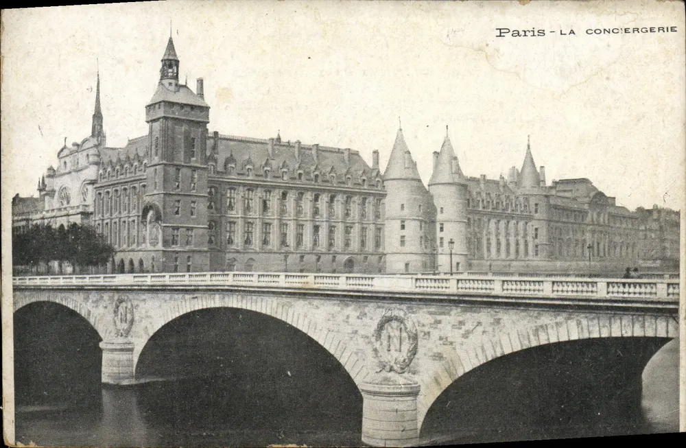 Paris - La Conciergerie — vista do ponte e do edifício histórico - Frente