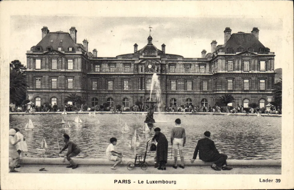 PARIS - O Luxembourg — vista do lago com crianças brincando — Lader 39 - Frente