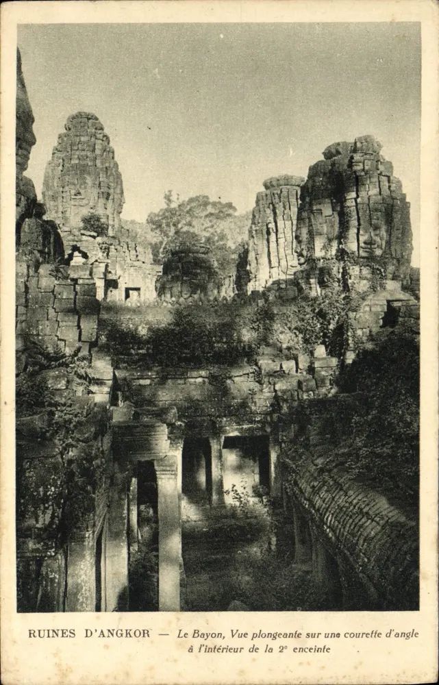 Ruinen von Angkor — Der Bayon, Vogelperspektive auf eine Eckenhof innerhalb der 2. Umfassung - Vorderseite