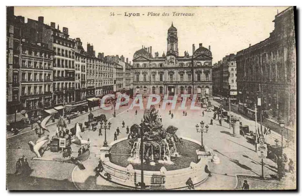 Lyon - Praça dos Terreiros — vista da fonte e do edifício da cidade - Frente