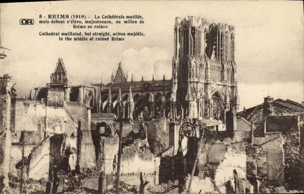 Reims 1919 — La Cattedrale mutilata, al centro delle rovine — OR - Recto