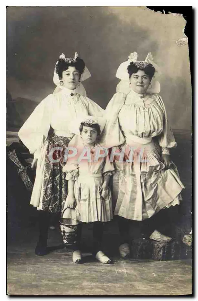 Zwei Frauen und ein Kind — Portraitstudio — Verlag nicht sichtbar - Vorderseite