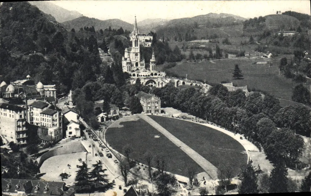Lourdes (Hautes-Pyrénées) — Basilique et Église Souterraine — Éditeur COMBIEUR (S.e.L.) - Vorderseite
