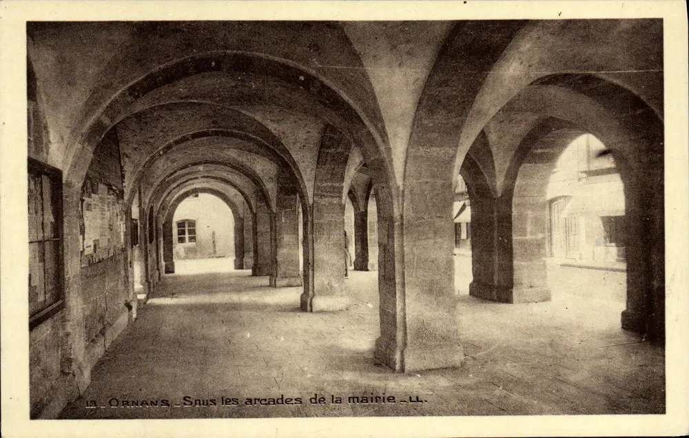 Ornans — Unter den Bögen des Rathauses — LL. - Vorderseite