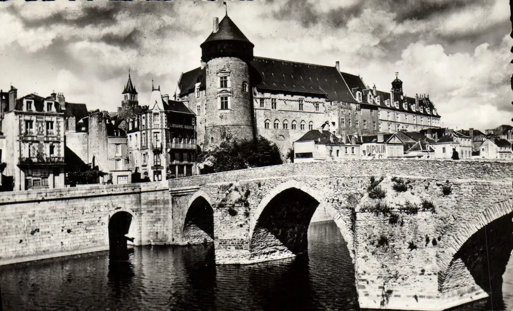 O Velho Ponte e o Castelo — LaVAL (Mayenne) — R. Gallois, Artisan, Malmaison - Frente