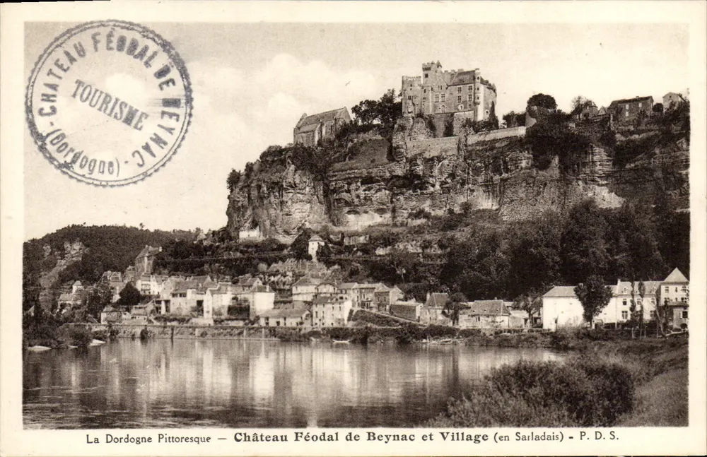 Castelo Feudal de Beynac e Vila (em Sarladais) — P. D. S. - Frente