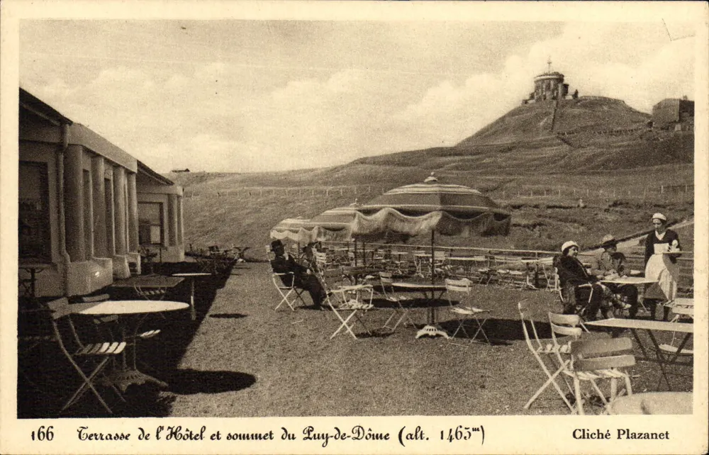 Terrasse des Hotels und Gipfel des Luy-de-Dôme (Höhe 1465m) — Cliché Plazanet — n° 166 - Vorderseite