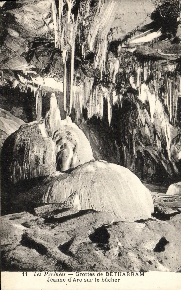 As Pirineus — Grutas de BETHARRAM — Joana d'Arc no fogo - Frente