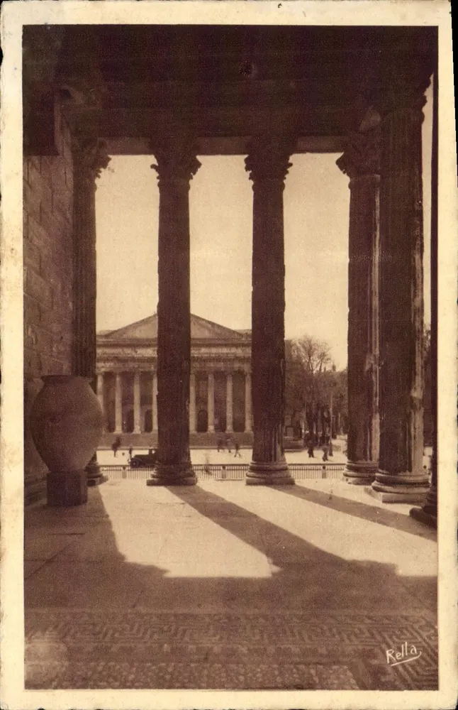 Nîmes (Gard) — Das Theater vom Portikus der Maison Carrée aus gesehen — Rella - Vorderseite