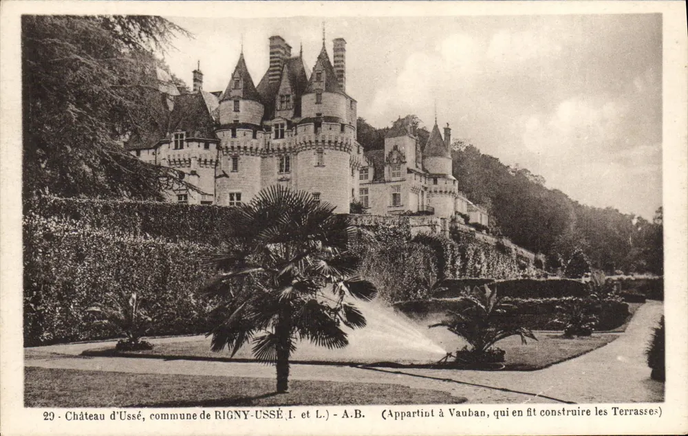 Castelo de Ussé, comuna de Rigny-Ussé — Pertence a Vauban, que o fez construir as Terrasses — A.B. (editor) - Frente