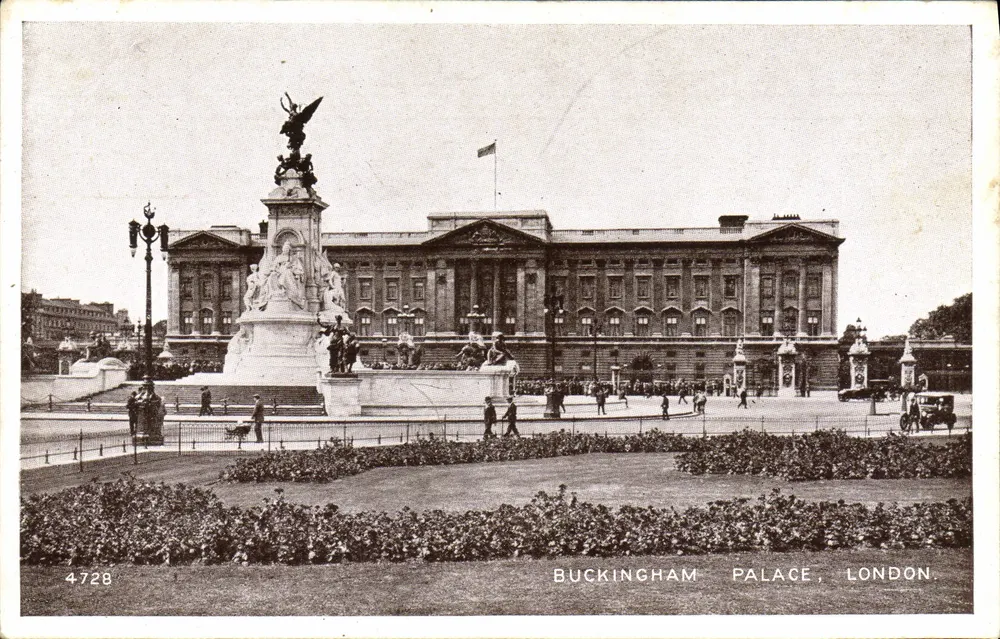 Palácio de Buckingham, Londres — vista com o monumento da Rainha Vitória — editor A. Salmon Ltd. n° 4728 - Frente