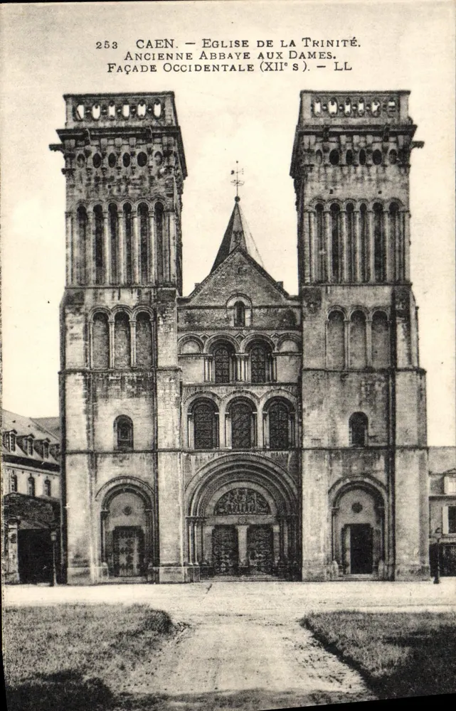 Caen — Kirche der Dreifaltigkeit, ehemalige Abtei der Damen, westliche Fassade (12. Jahrhundert) — LL - Vorderseite