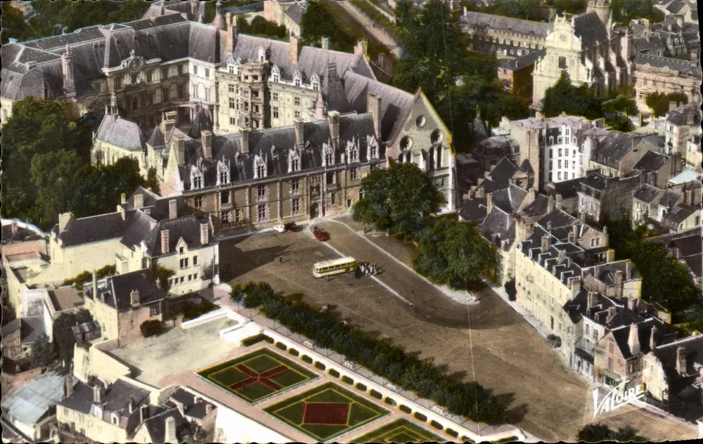 BLOIS (Loir-et-Cher) — A praça do Castelo e a ala Luís XII — Vatoure - Frente