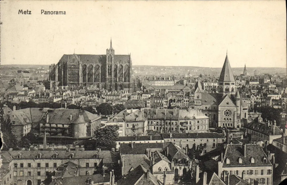 Metz Panorama — vue aérienne de la cathédrale et de l'église Saint-Étienne — éditeur F. Cartaud, Metz - Frente