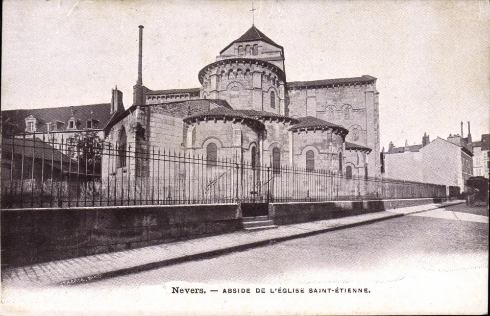 Nevers — Abside da igreja Saint-Étienne — Staerck, Paris - Frente