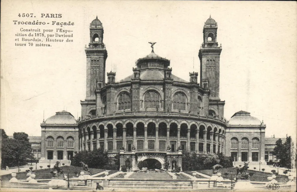 Paris - Fachada do Trocadéro - Construído para a Exposição de 1878, por Davioud e Bourdais, altura das torres 70 metros - Frente