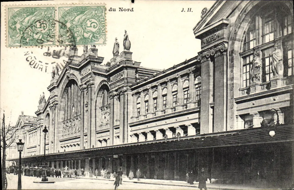 Gare du Nord — façade monumentale avec colonnades et statues — éditeur J.H. et n° de série visible - Frente