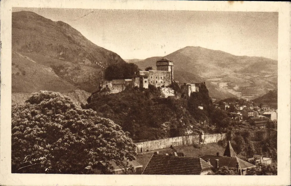 O Castelo Forte em Lourdes — editor P. Ducret, n° 107 - Frente