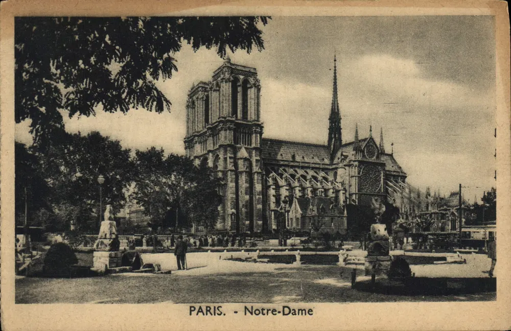 Paris - Catedral de Notre-Dame — vista da catedral com jardim e estátuas - Frente