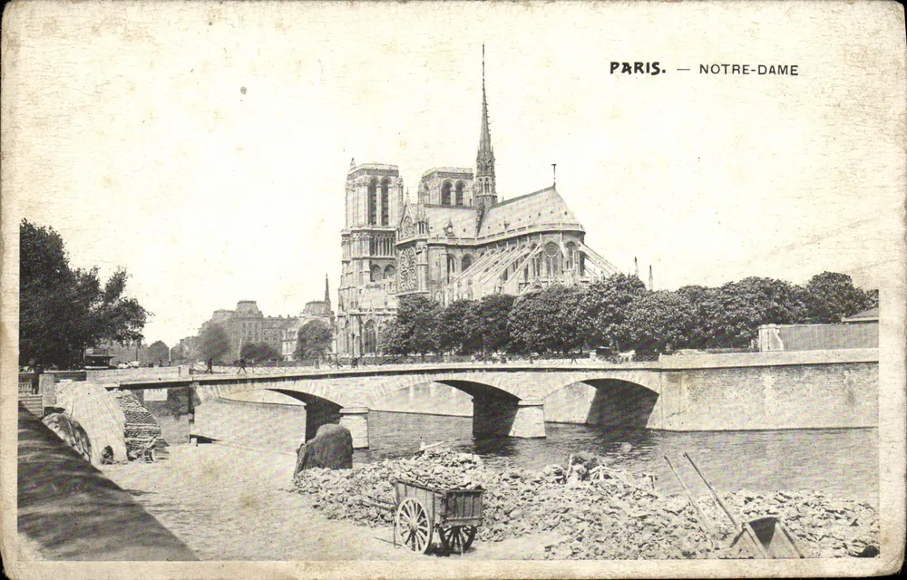 Paris — Notre-Dame — vista da catedral a partir de um ponte sobre a Seine - Frente