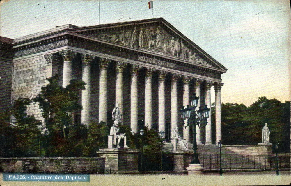 Parijs - Kamer van de Afgevaardigden — architecturale uitzicht met kolonnaden en beelden - Voorkant