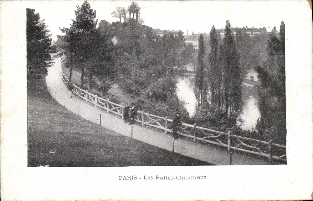PARIS - As Buttes-Chaumont — vista do parque com lago e passeio - Frente