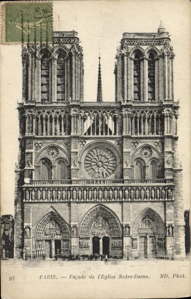 PARIS — Fachada da Igreja de Nossa Senhora — ND. Fot. - Frente