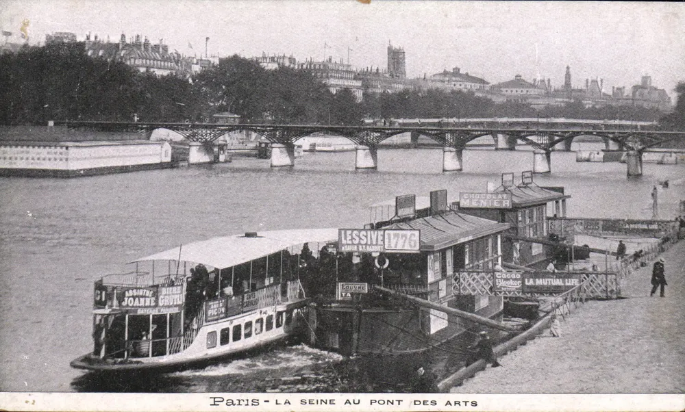 Paris - Ansicht der Seine am Pont des Arts — Werbboot mit Werbung für Wäsche 1776, Menier Schokolade und La Mutual Life - Vorderseite