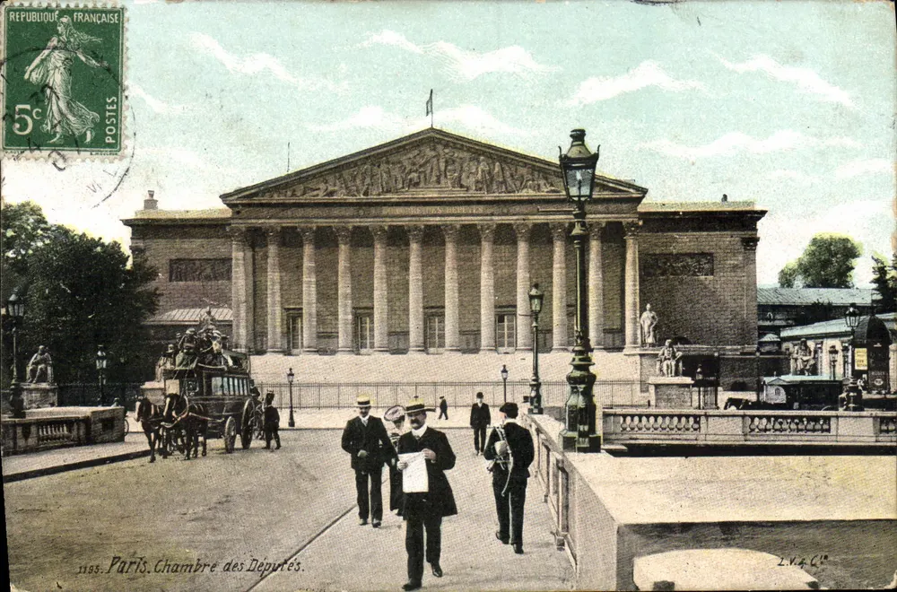 Parijs. Kamer van de Afgevaardigden — uitzicht op het gebouw met sokkels en beelden — L.V.A. & Cie - Voorkant