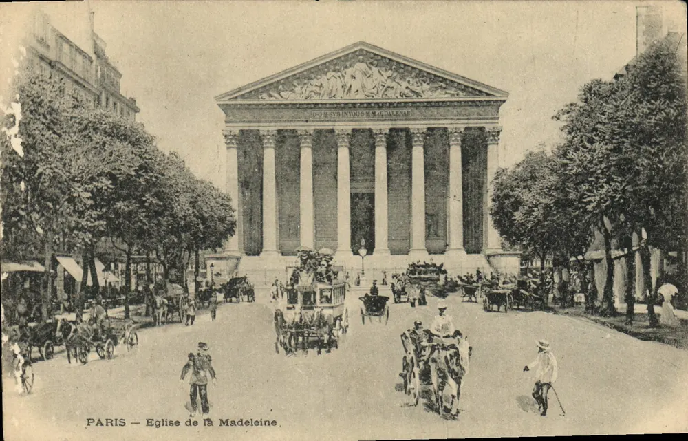 Paris — Igreja da Madeleine — vista da fachada clássica com carros e pedestres - Frente