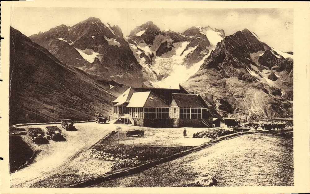 Dauphiné - Le Chalet P.-L.-M. — vue du Chalet P.-L.-M. (2108 m) et du Lautaret (2056 m) avec le glacier de la Meije (3987 m) en arrière-plan - Vorderseite