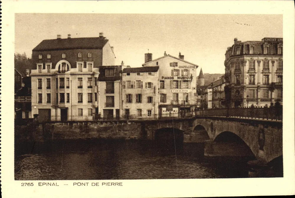 Epinal — Pont de Pierre — vista do ponte e dos edifícios vizinhos - Frente