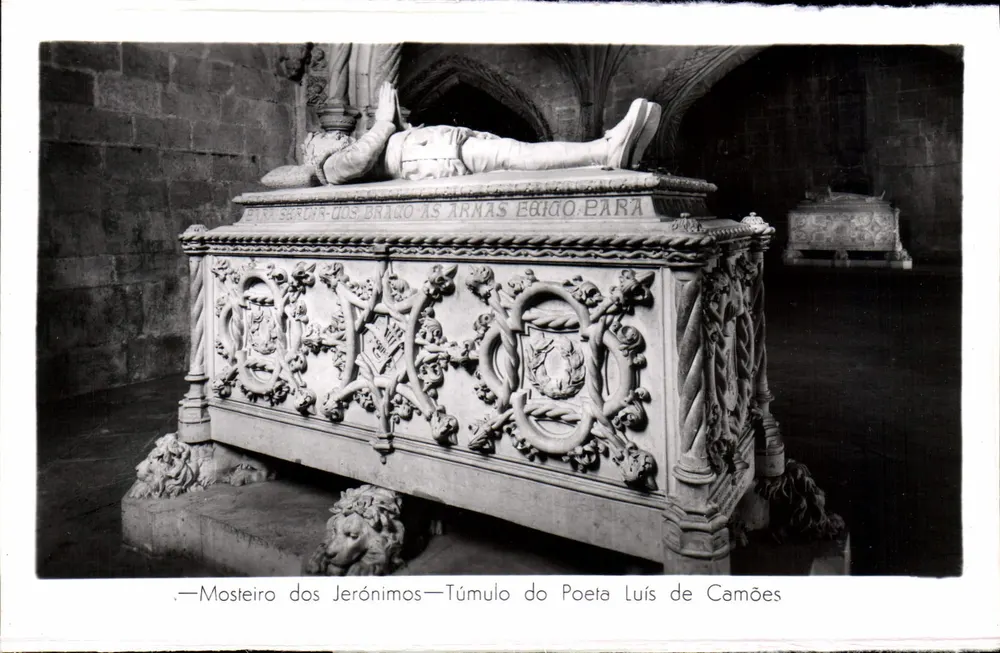 Mosteiro dos Jerónimos — Grab des Dichters Luís de Camões - Vorderseite