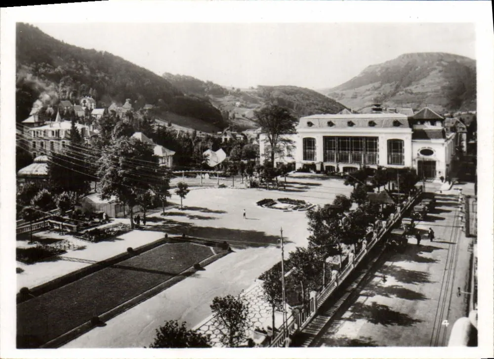 Vista da praça central com o teatro — Siret — n°4 - Frente