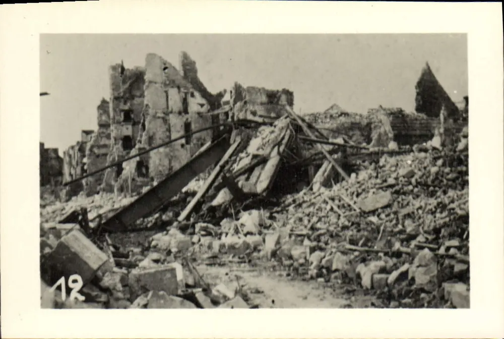 Ruines d'un bâtiment après guerre — éditeur non visible, n° de série 12 - Frente