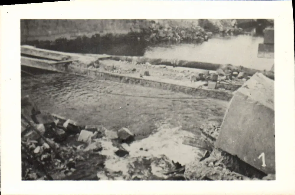 Destruction d'un ouvrage fluvial — vue de chantier après bombardement — éditeur non identifié, n° de série 1 - Frente