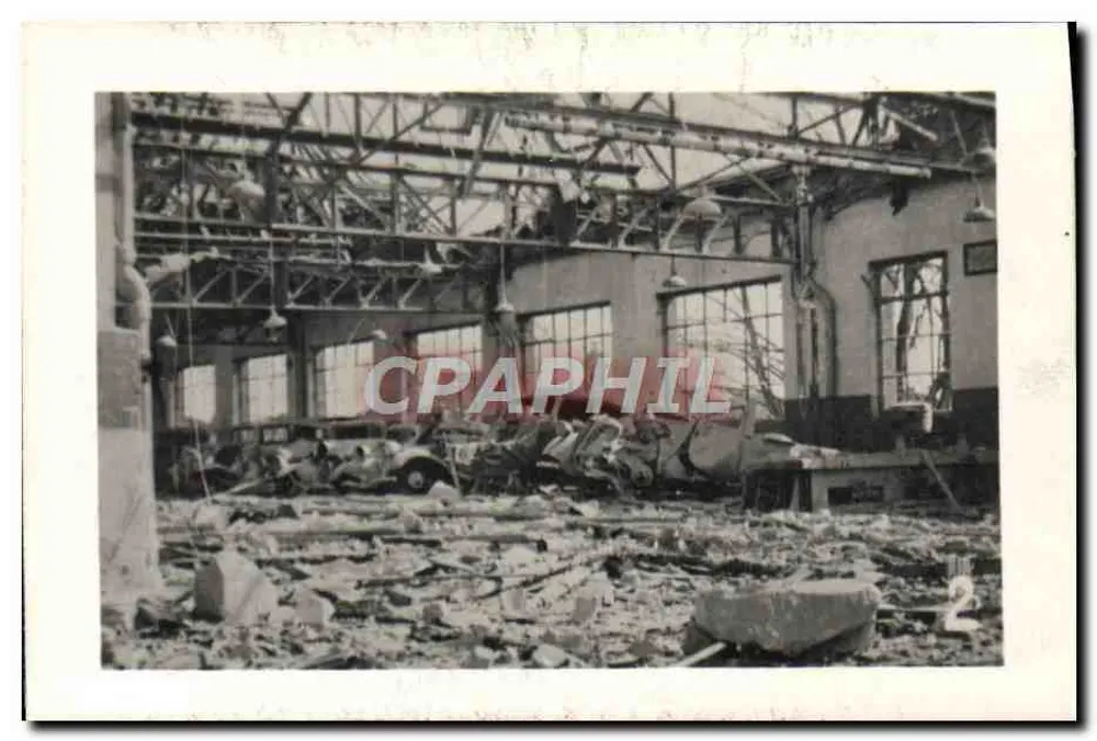 Intérieur d'une usine détruite — vue de la structure métallique et des débris — éditeur non identifié, n° de série 2 - Frente