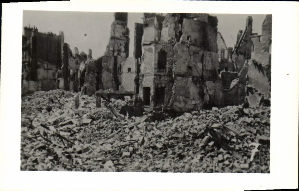 Ruines urbaines — scène de destruction après conflit — éditeur non identifié - Anverso