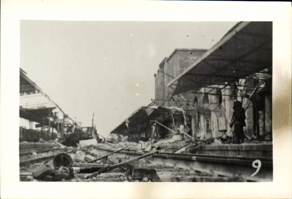 Destruction d'un marché — vue de la gare — éditeur inconnu, n° de série 9 - Frente