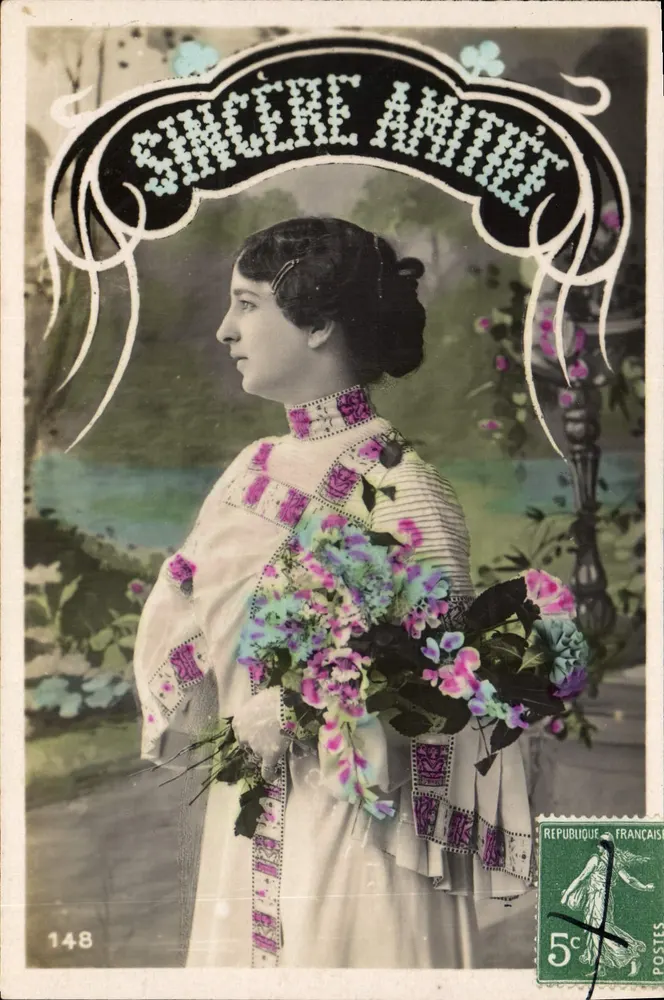 Frau in geschmücktem Kleid mit Blumenstrauß — SINCERE AMITIÉ — Verlag Union Postale Universelle, n° 148 - Vorderseite