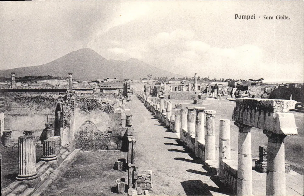Pompéia - Foro Cívico — vista das ruínas com o monte Vesúvio no fundo — editor não visível - Frente