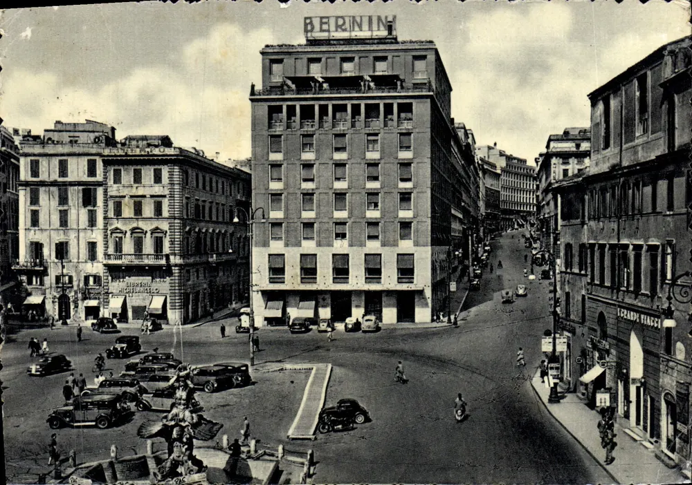 Piazza Barberini — vue de l'hôtel Bernini et du carrefour — éditeur E.V.R. n° 6412 - Frente