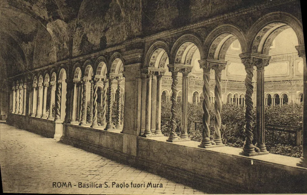 Rom - Basilika S. Paul außerhalb der Mauern — Ansicht des Klostergangs mit gedrehten Säulen - Vorderseite