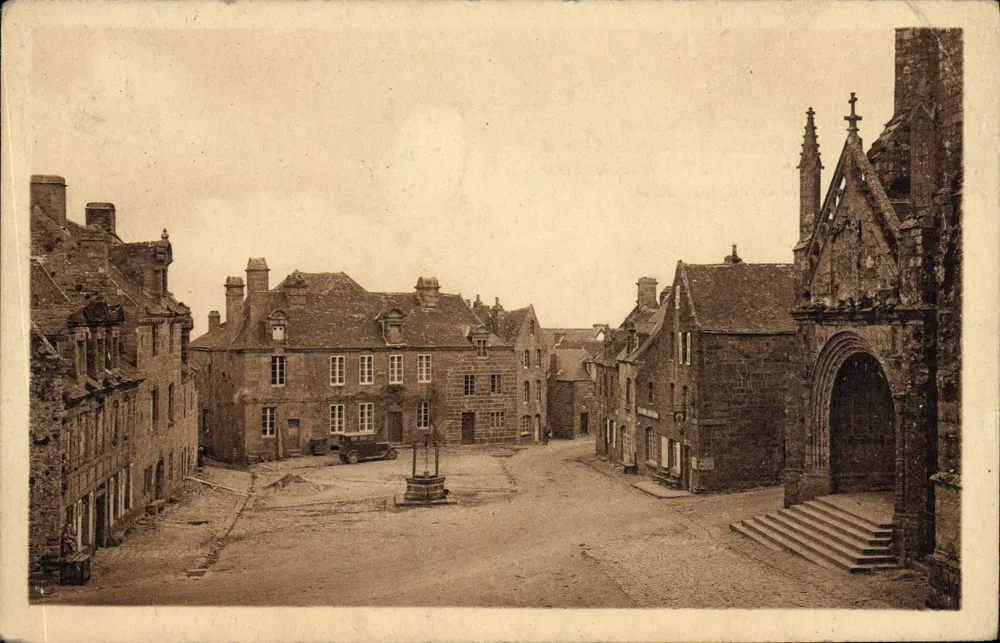 Locronan — Place, alter Brunnen, Häuser aus dem 16. und 17. Jahrhundert, das Hotel Saint-Roman und das Tor zur Kirche — Ansichtskarte - Vorderseite