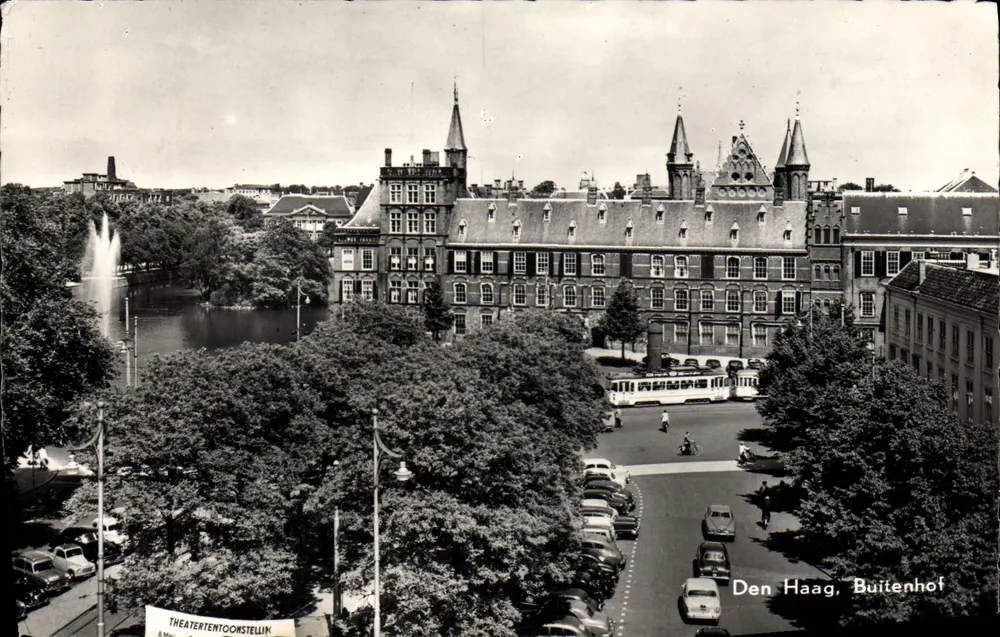 Den Haag, Buitenhof — teatro e fonte — editor desconhecido, número de série não visível - Frente