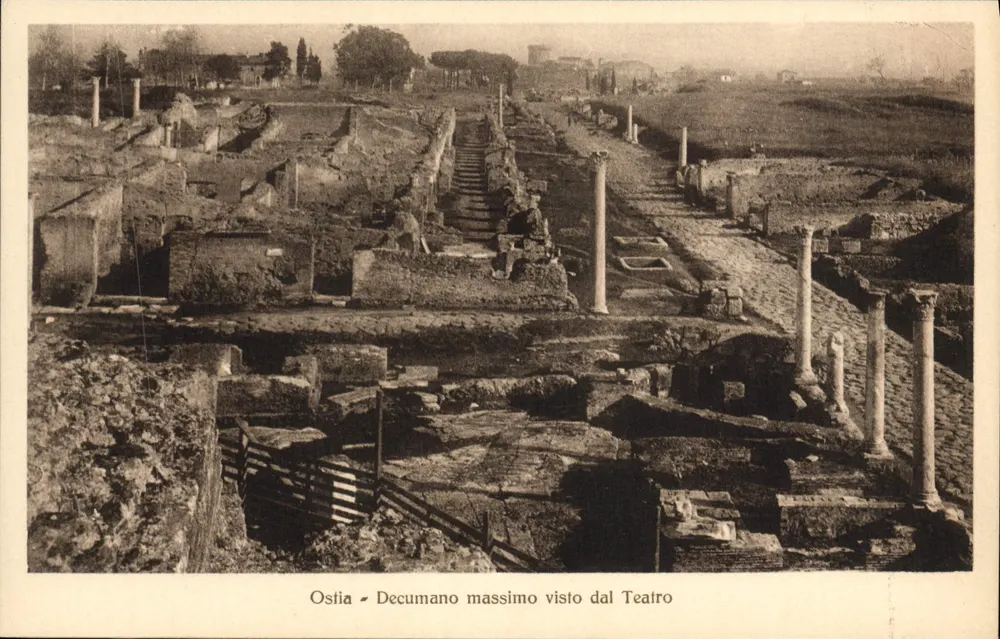 Ostia - Vista del Decumano massimo dal teatro - Recto